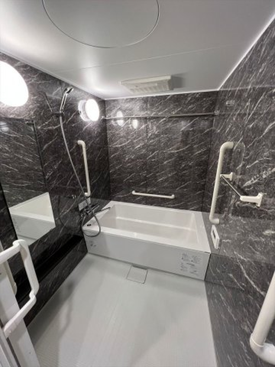 浴室のパネルがオシャレですね！手すりもあってゆとりのある空間になっています。