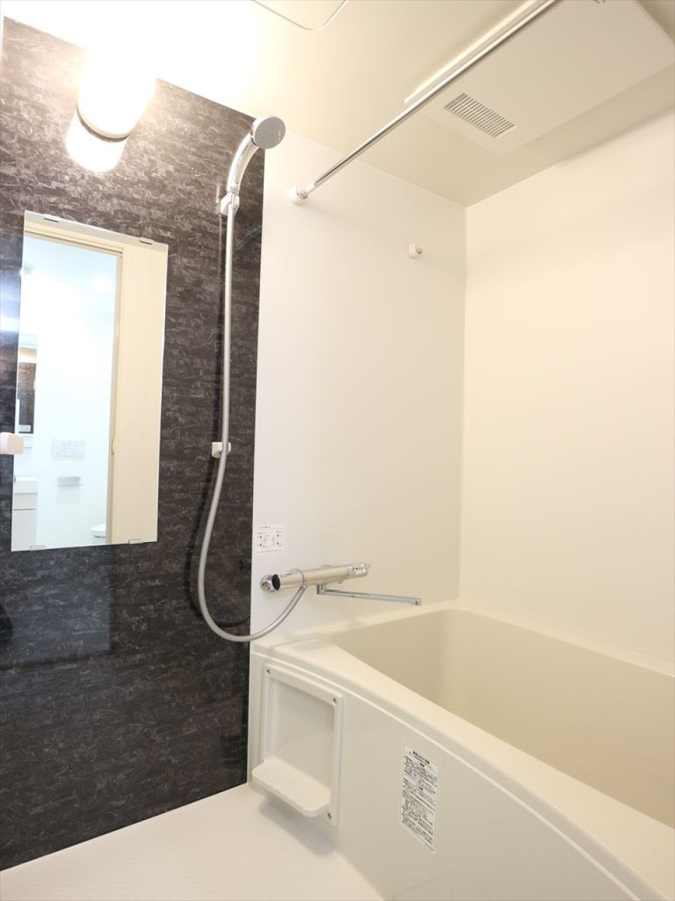 ダークトーンのパネルが採用された浴室です。