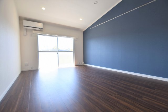 勾配天井で立体的に広さを感じます