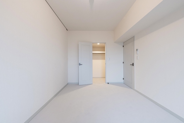 ９．７帖の洋室。ウォークインクローゼットがあり〼。※写真は同タイプ住戸です。