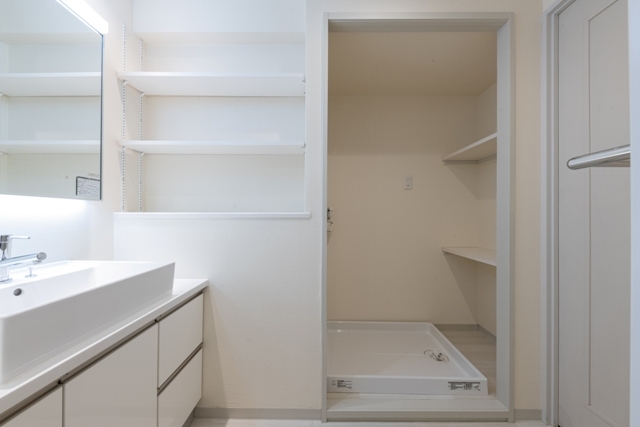 洗濯ものはこの奥の空間に来ます。※写真は同タイプ住戸です。