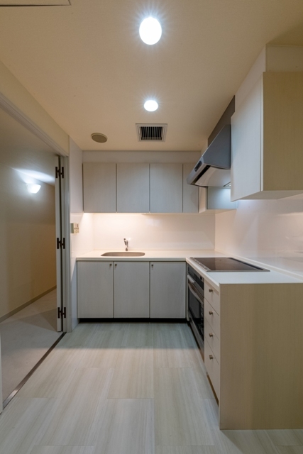 キッチンは３．０帖の空間の中にL字型で設置されています。※写真は同タイプ住戸です。