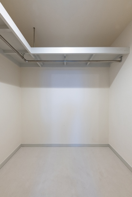 ウォークインクローゼットの中の様子。※写真は同タイプ住戸です。