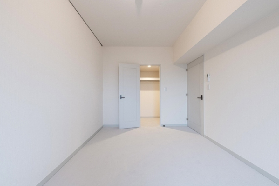 ９．７帖の洋室。ウォークインクローゼットがあり〼。※写真は同タイプ住戸です。