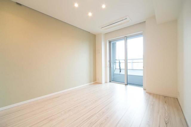 ７．９帖の広々洋室がリビングに併設しています。※写真は同タイプ住戸です。