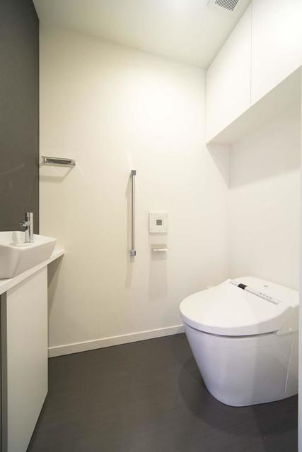 清潔感があるトイレの様子。※写真は同タイプ住戸です。