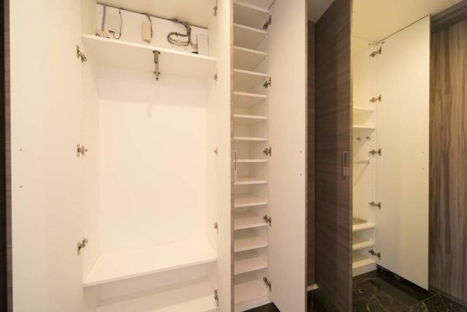 こちらも玄関にある豊富な収納です。※写真は同タイプ住戸です。