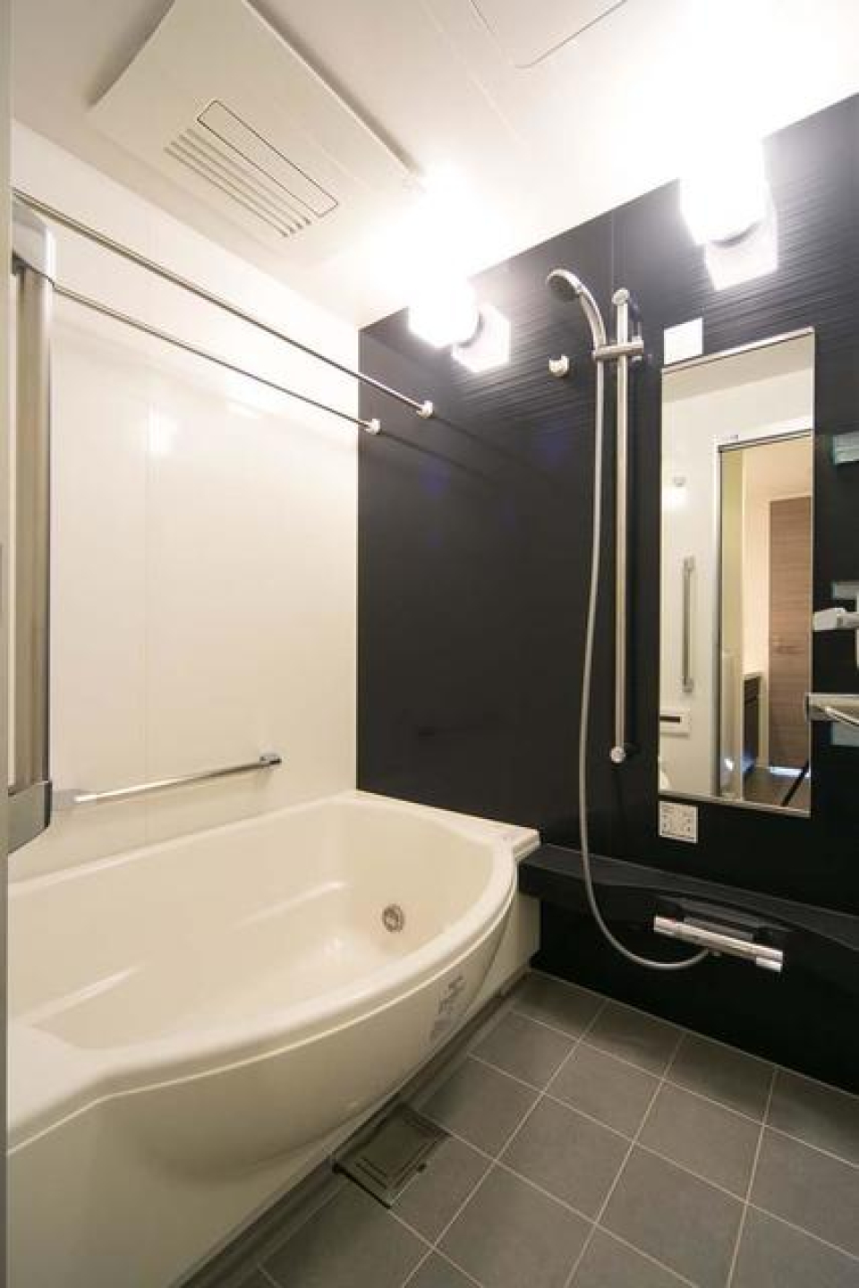 浴槽が面白い形していますね。大きさはゆったりしています。※写真は同タイプ住戸です。