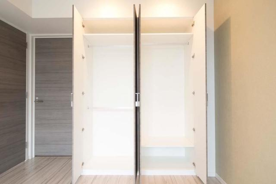 クローゼットを開けた時の様子。※写真は同タイプ住戸です。