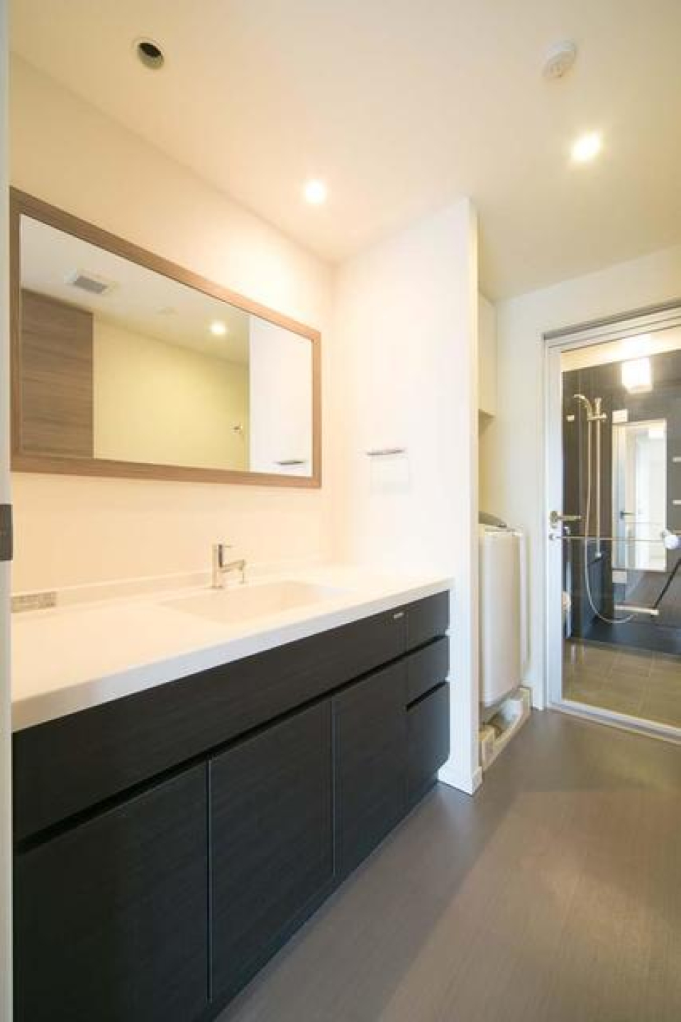 オシャレな鏡がある、嬉しい独立洗面台。※写真は同タイプ住戸です。