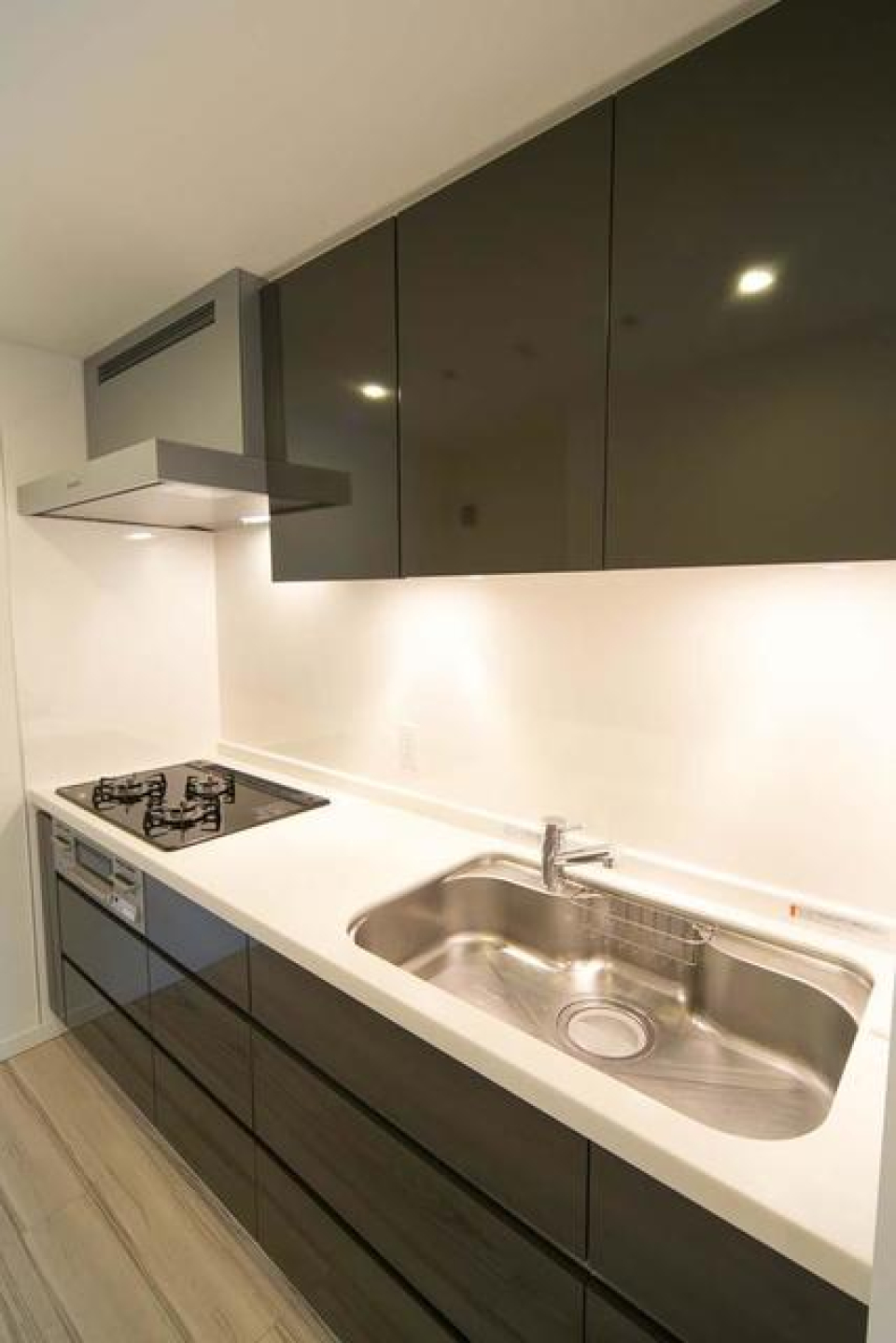 ３口コンロのシステムキッチンが導入しています、※写真は同タイプ住戸です。