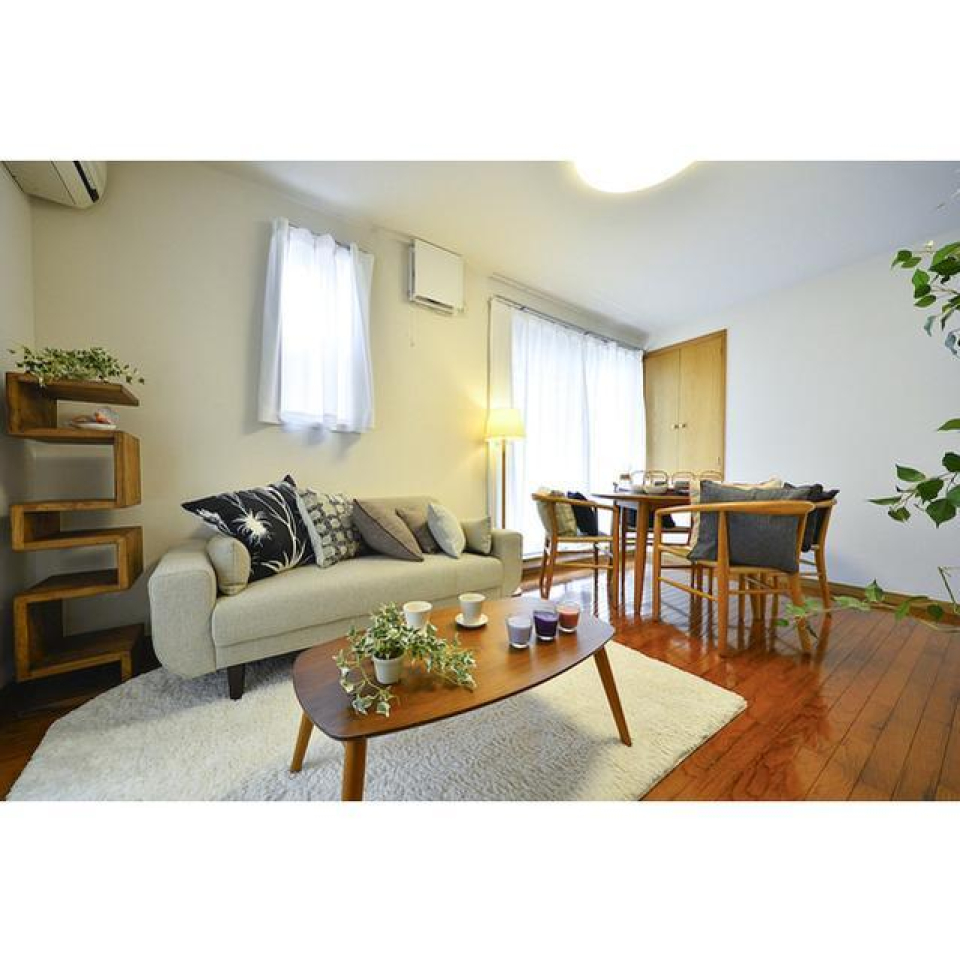 なんだかノスタルジーを感じるお家です
※写真はモデル家具（現地設置はしておりません）