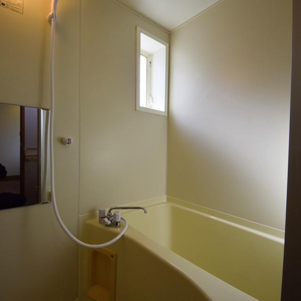 バスルームには小窓があります