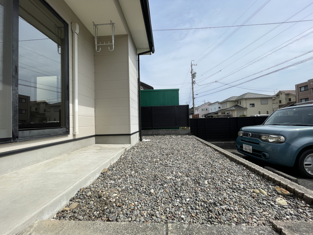 リビング前の小さなテラスは、洗濯物を干すのに丁度いい。