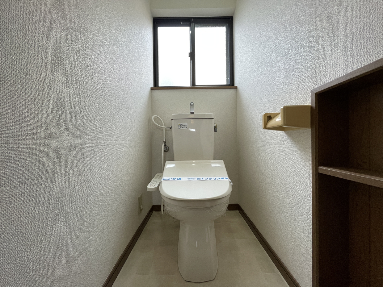 トイレは収納棚があります