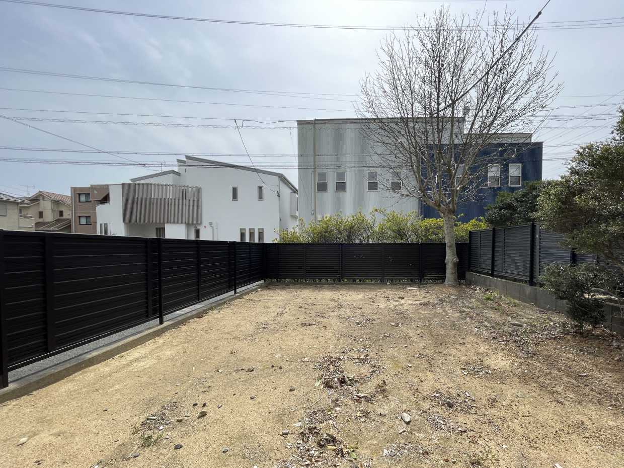 大きなモクレンの木がある庭があります。