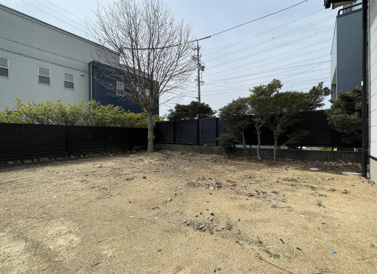 洋室から庭が見えます