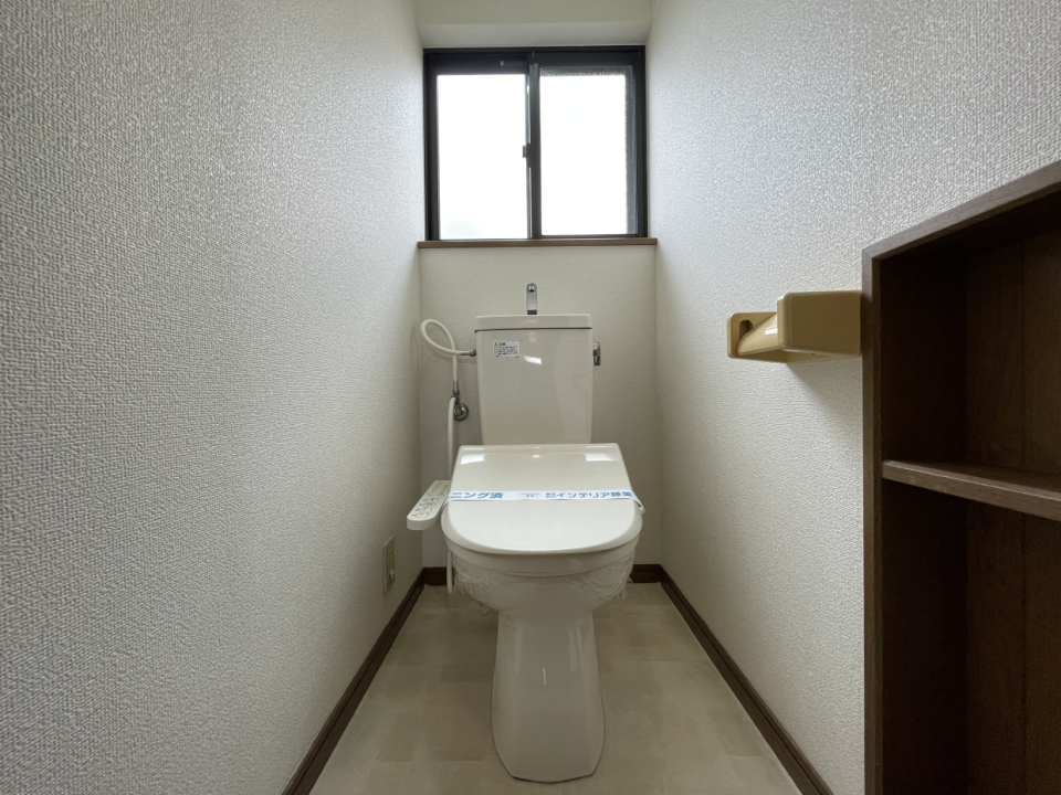 トイレは収納棚があります