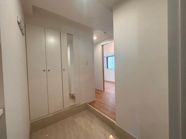 たっぷり収納できる靴入れ。