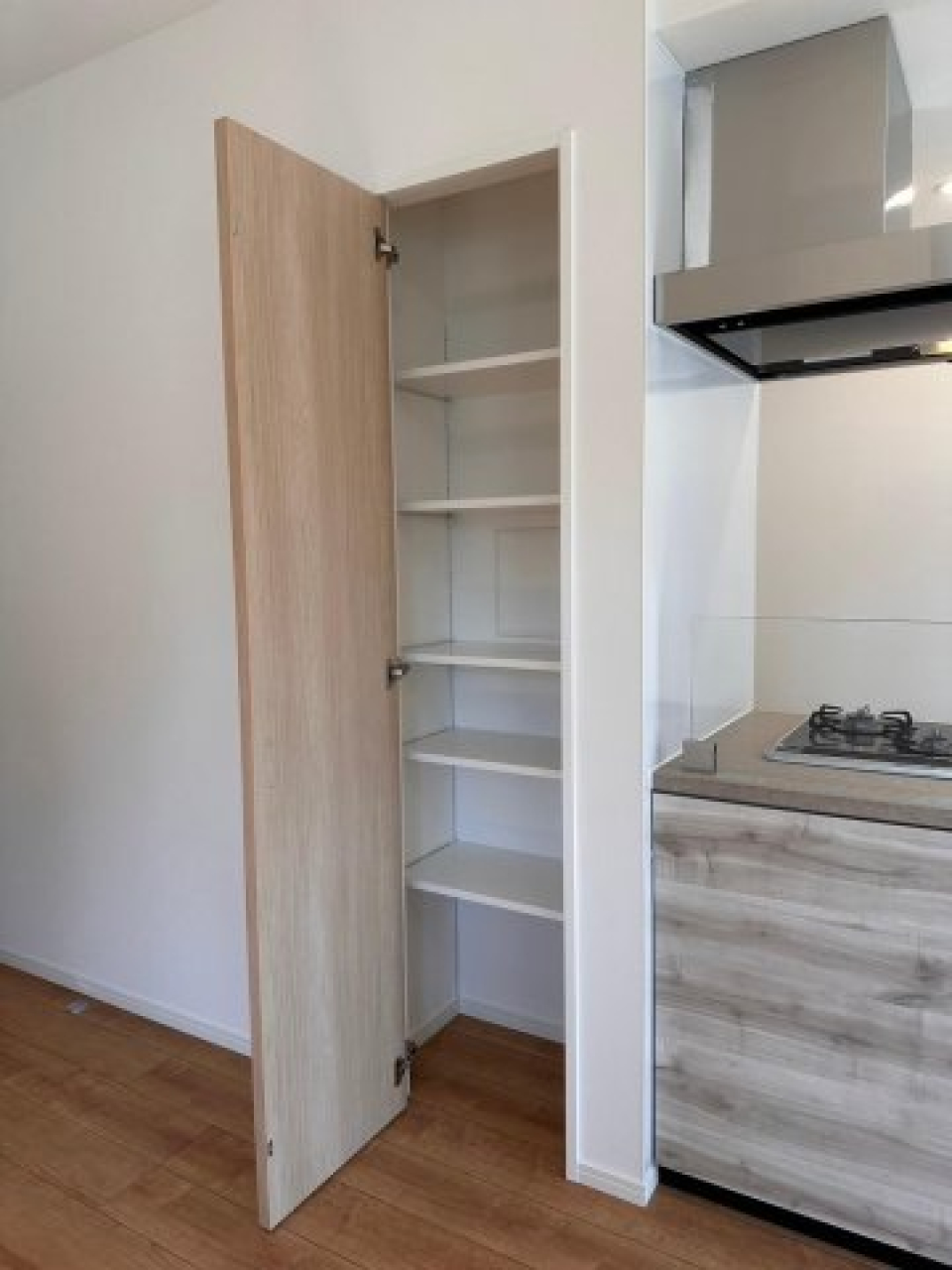 キッチン横に収納完備。食料品ストックも綺麗に収納出来ます。