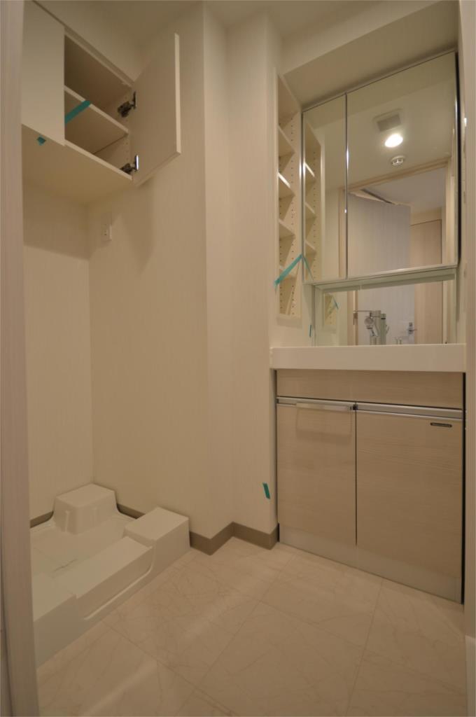 洗濯機置き場の上には収納あります