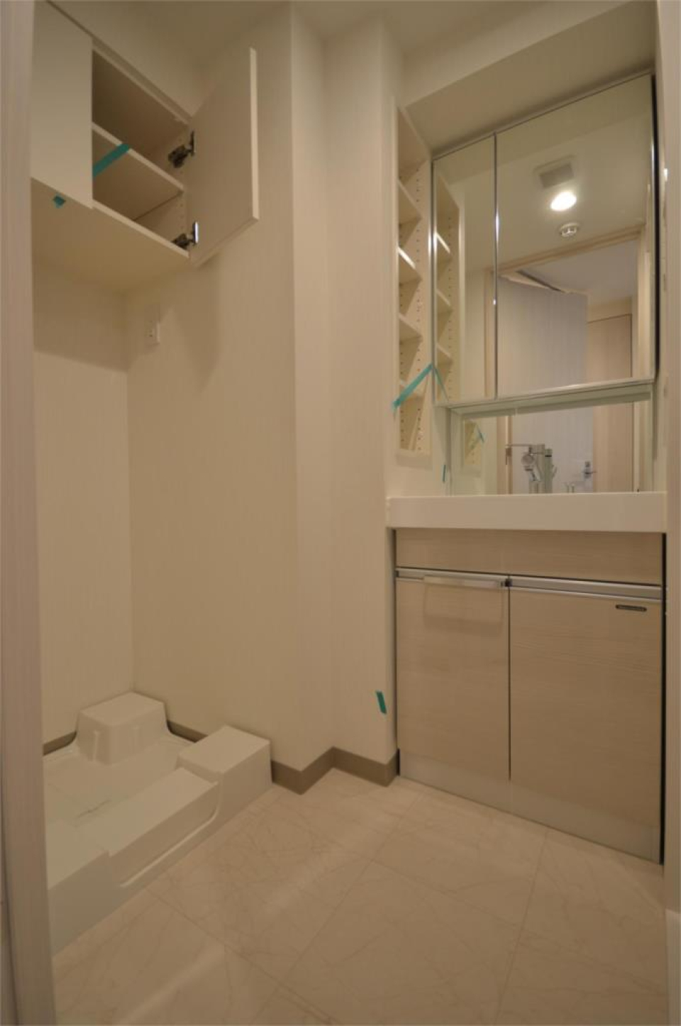 洗濯機置き場の上には収納あります