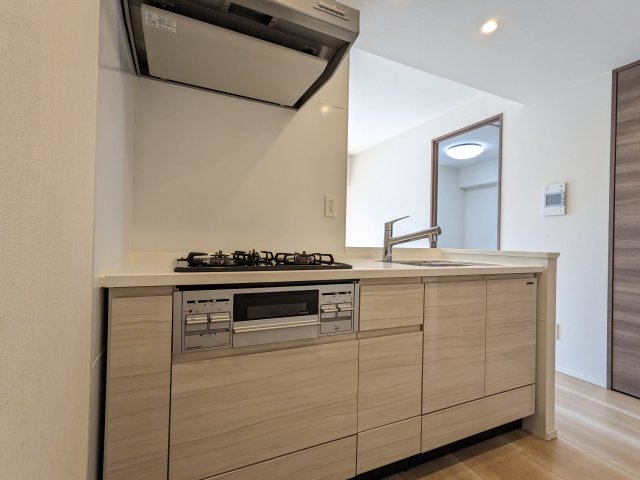 キッチンには３口コンロが導入されています。