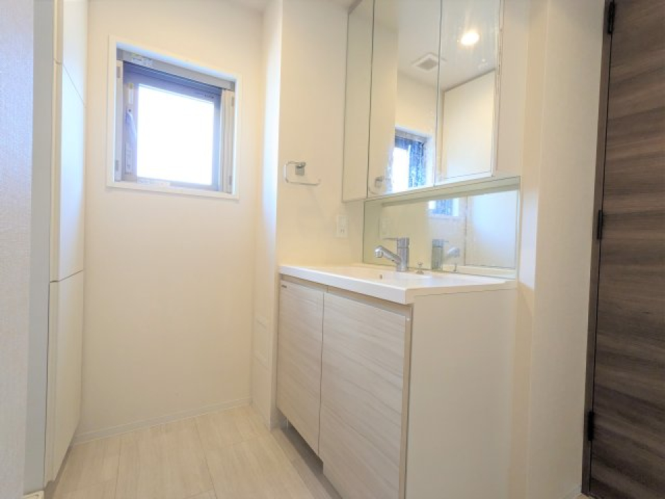 白く清潔感のある洗面台。