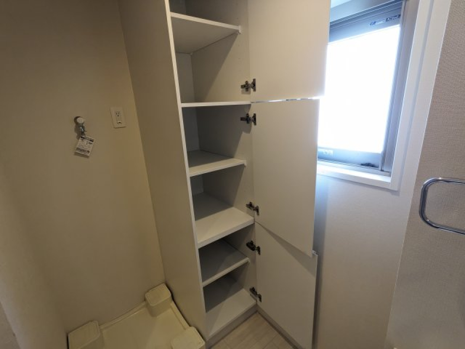 洗濯機横にも収納スペースがあり〼。