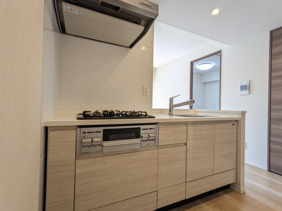 キッチンには３口コンロが導入されています。