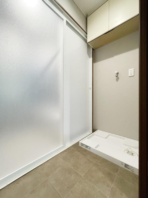 洗濯機置き場の上にも収納