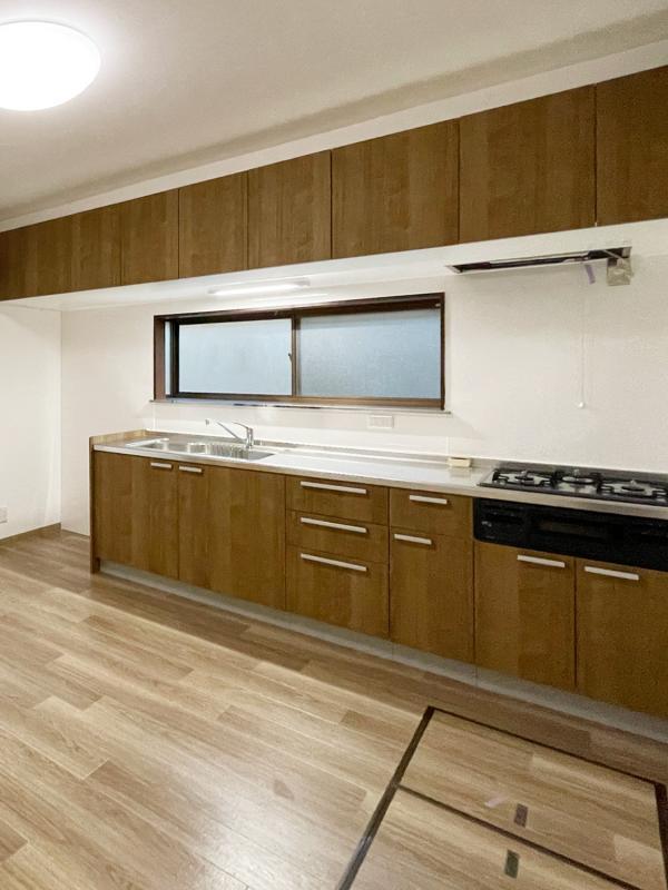 広～いシステムキッチンは収納も充実