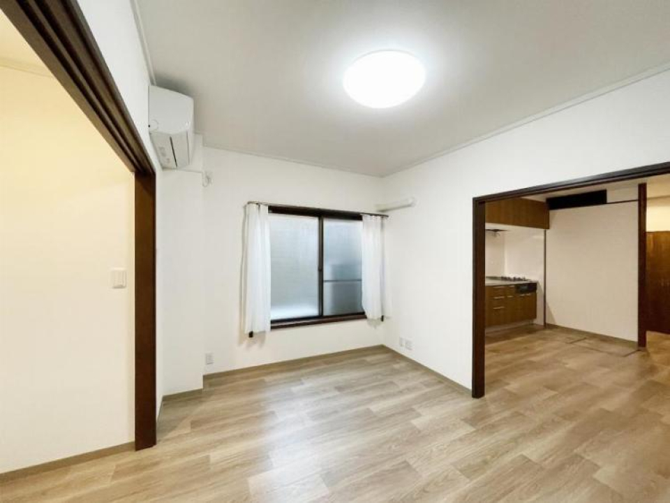 キッチンと洋室に挟まれた部屋