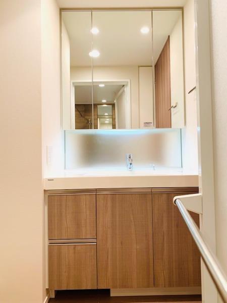 洗面台もウッド調