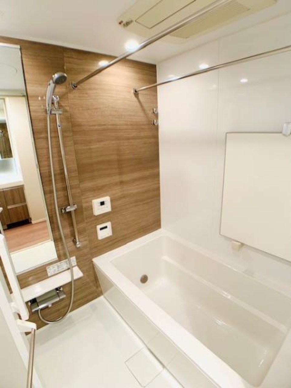 追い焚き機能付きのバスルーム