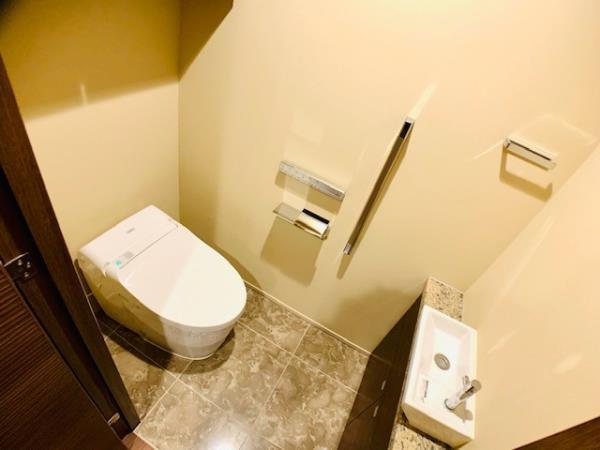 トイレには手洗い場付き