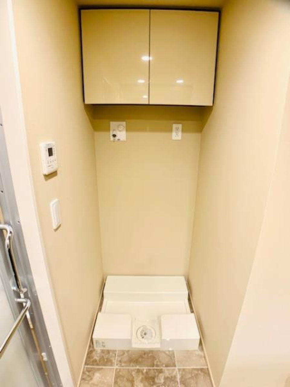 洗濯機置き場の上には収納があります