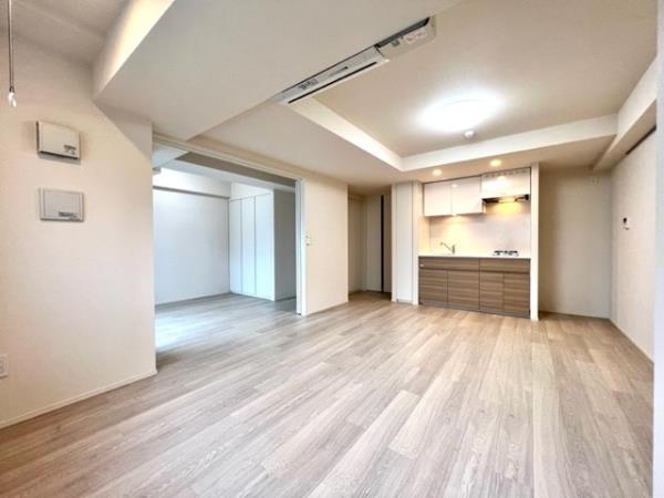 キッチンは壁側なのでより広く感じます