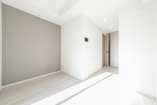 アクセントウォールも白と馴染むライトグレーブラウンを使用。
※写真は同タイプ住戸です。