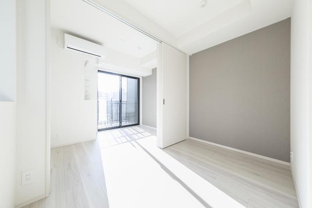 光が差し込むと部屋をより広く魅せてくれる白の内装。
※写真は同タイプ住戸です。