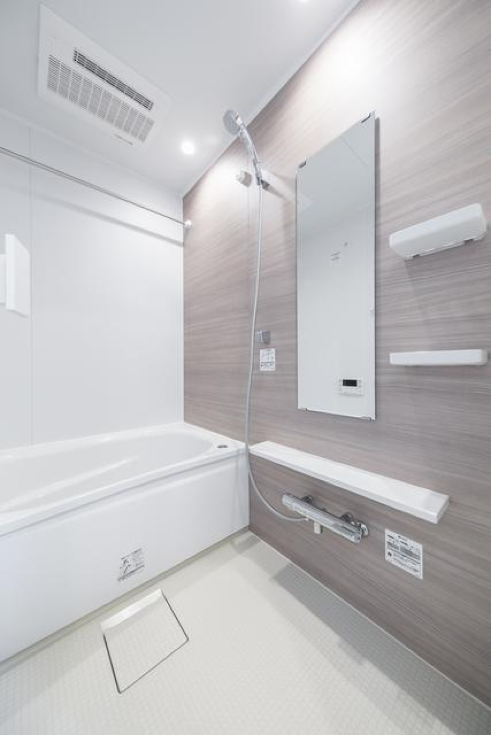 浴室乾燥機付きの開放感溢れたお風呂になってます！
※写真は同タイプ住戸です。