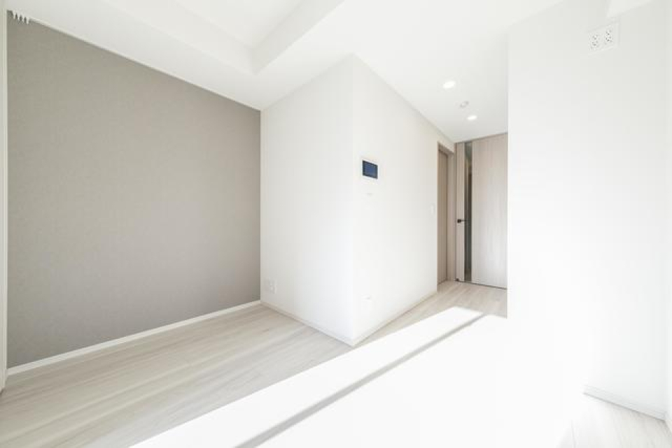 アクセントウォールも白と馴染むライトグレーブラウンを使用。
※写真は同タイプ住戸です。