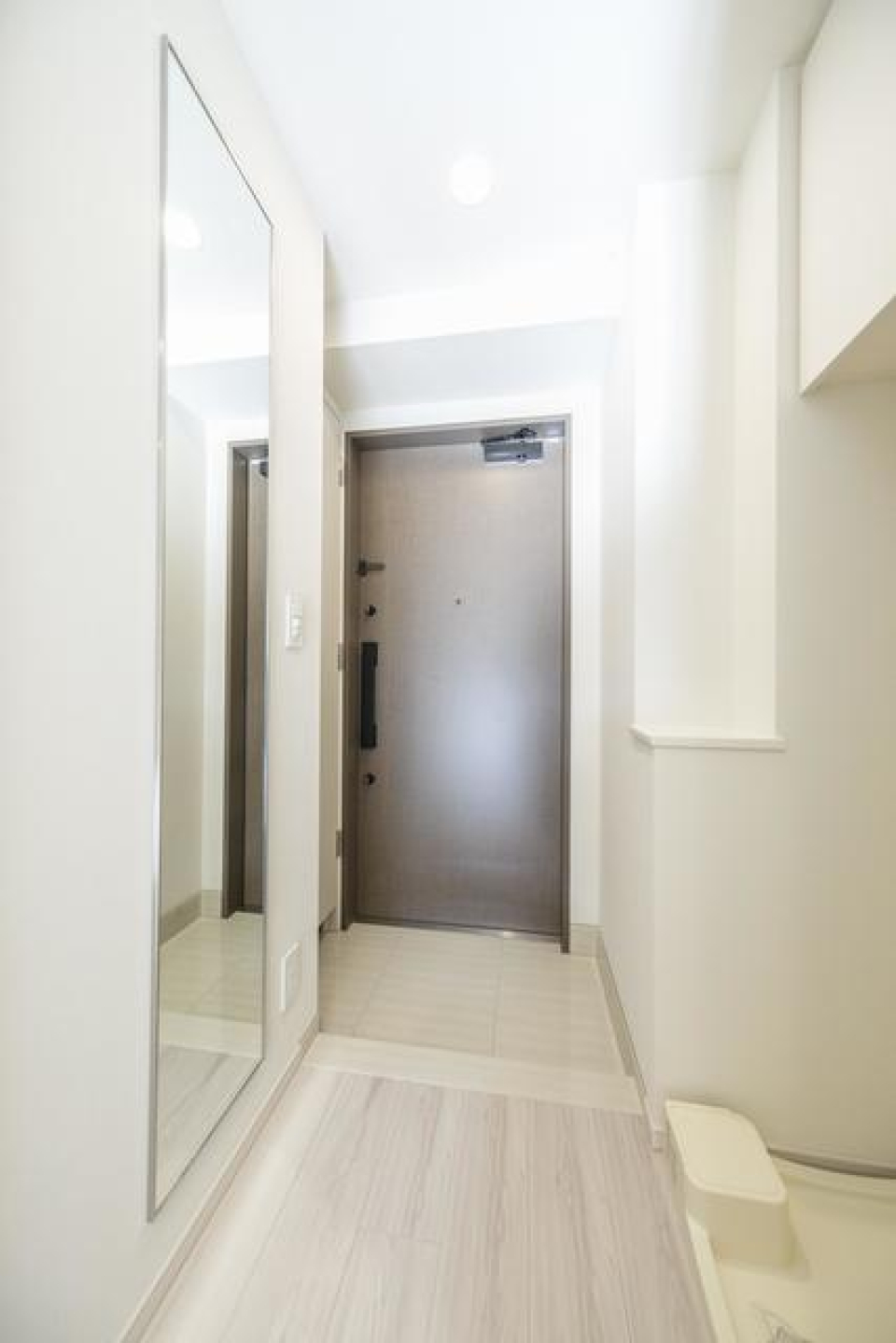 出かける前に鏡で身だしなみチェックできます！
※写真は同タイプ住戸です。