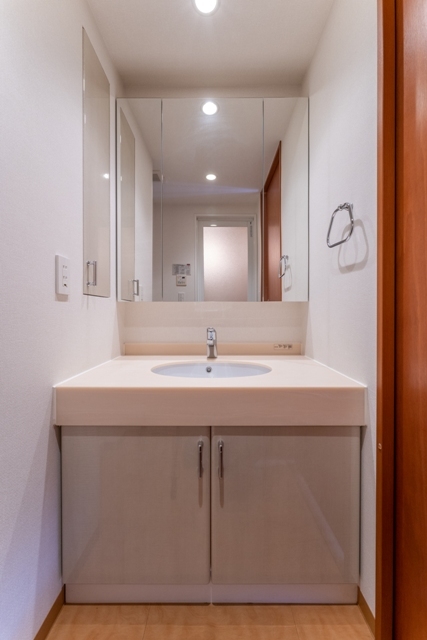 洗面台のサイドに物が置けるのは有難いですよね。
※写真は同タイプ住戸です。