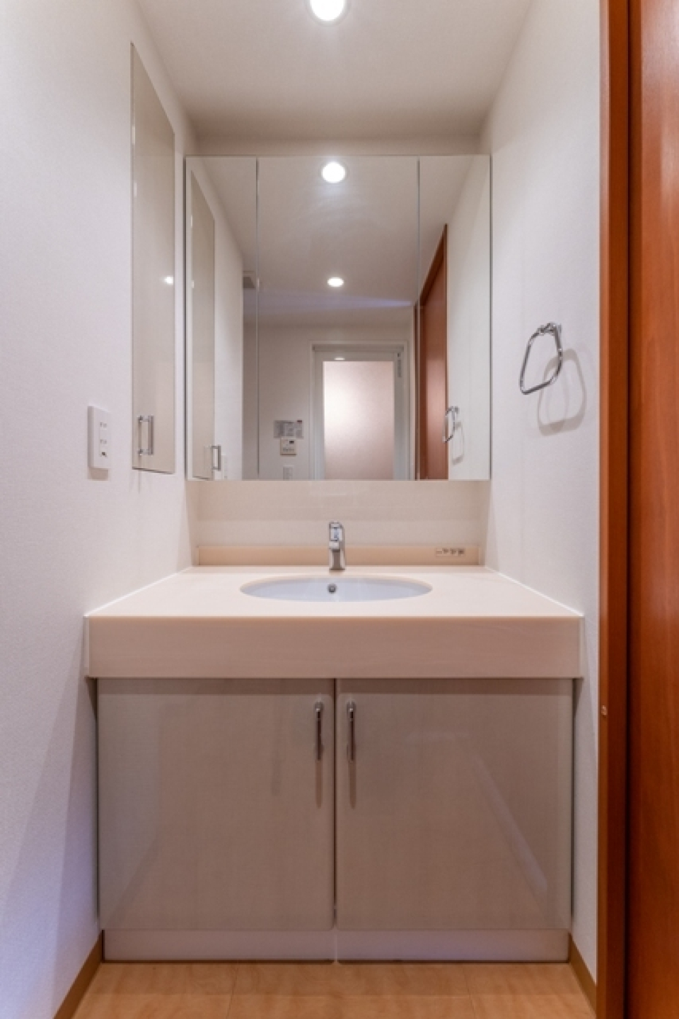 洗面台のサイドに物が置けるのは有難いですよね。
※写真は同タイプ住戸です。