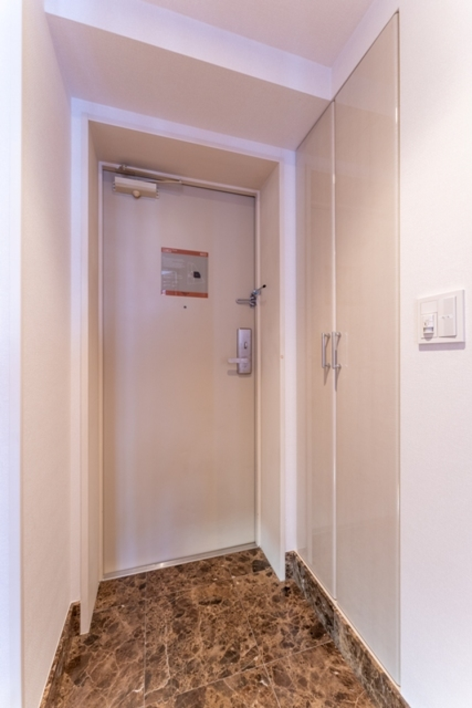 玄関にはシューズBOXあります。たっぷり入りそうです。
※写真は同タイプ住戸です。