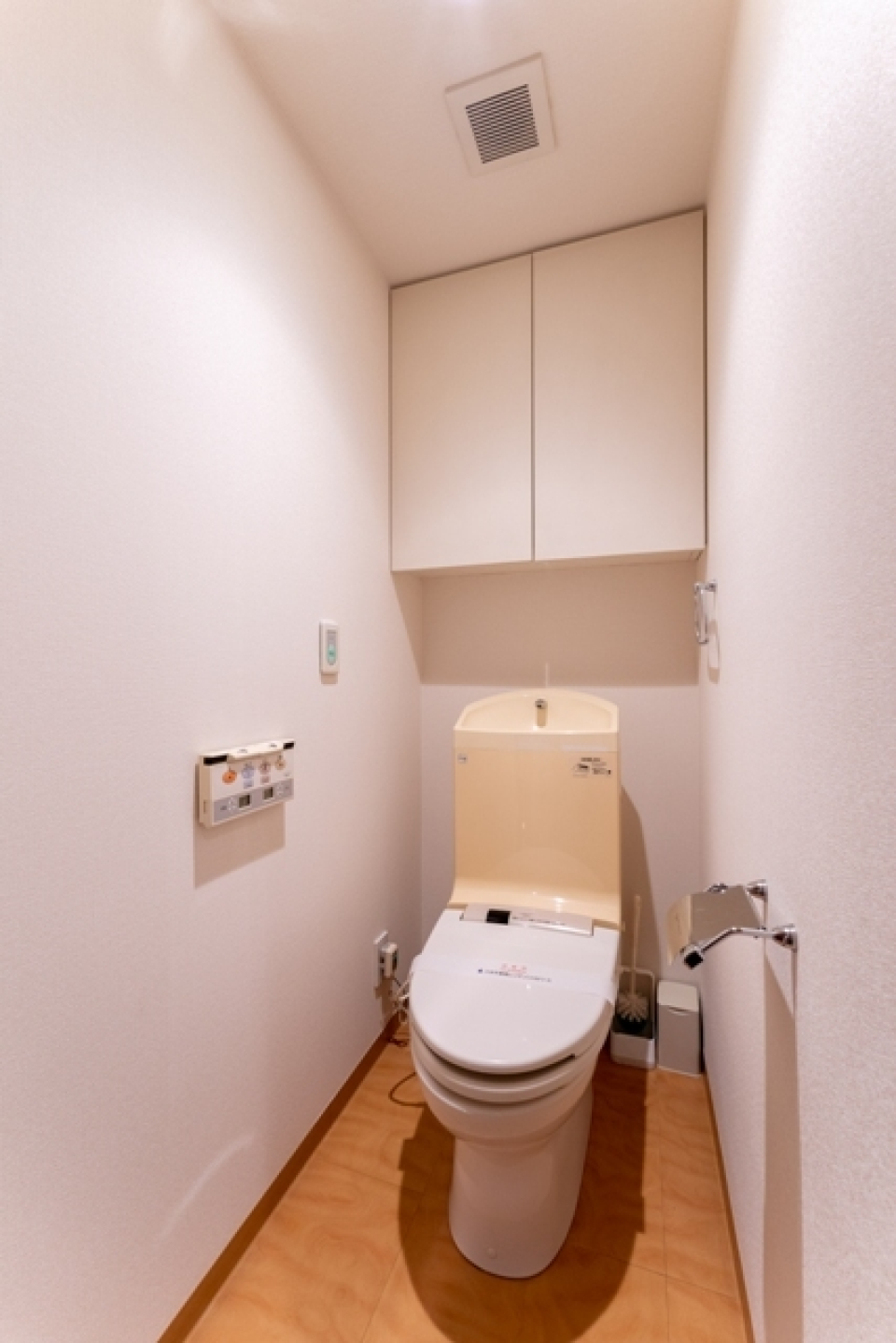 棚があるので掃除用具など整理整頓しやすそうですね。※写真は同タイプ住戸です。