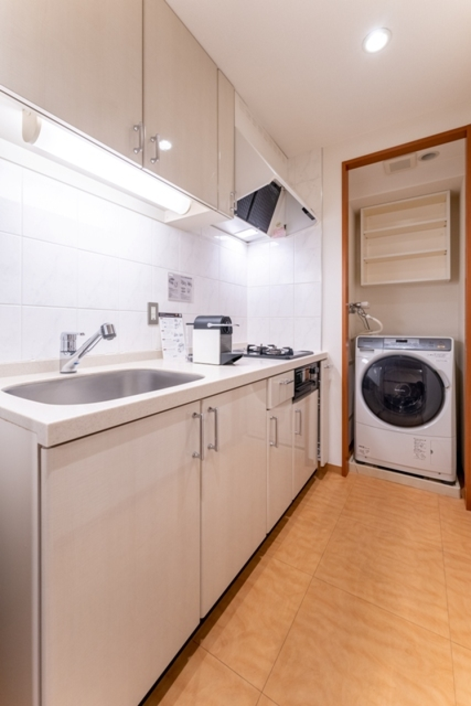 ２口コンロのキッチンになります。※写真は同タイプ住戸です。