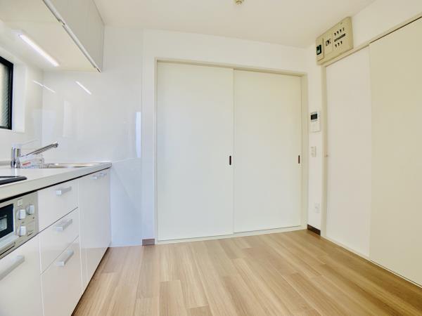 扉の向こうは洋室へ続きます