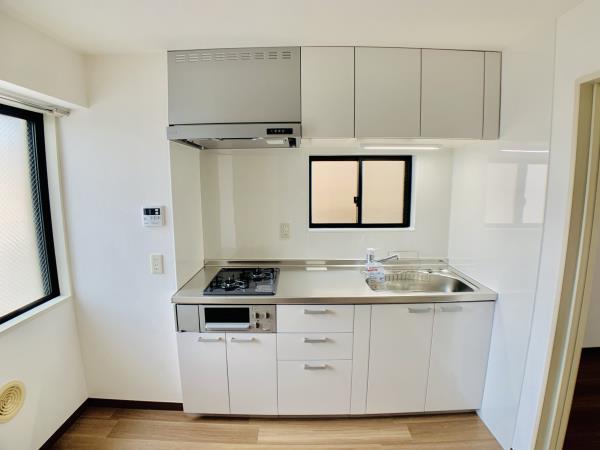 キッチンは真っ白